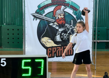 Юная спортсменка из Новосибирской области подняла тяжёлую гирю 334 раза