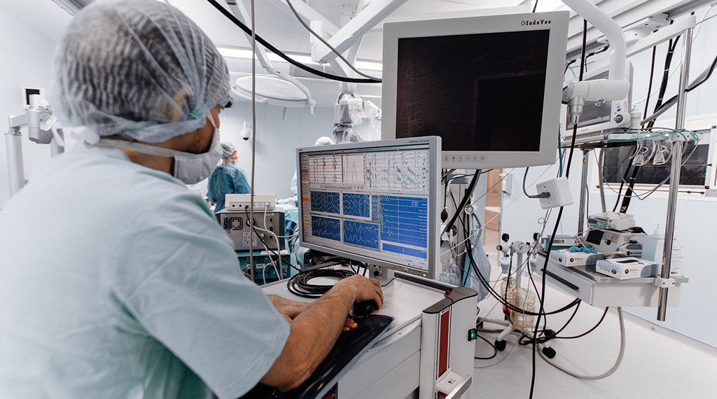 Новосибирские хирурги спасли жизнь пациенту с огромной опухолью мозга