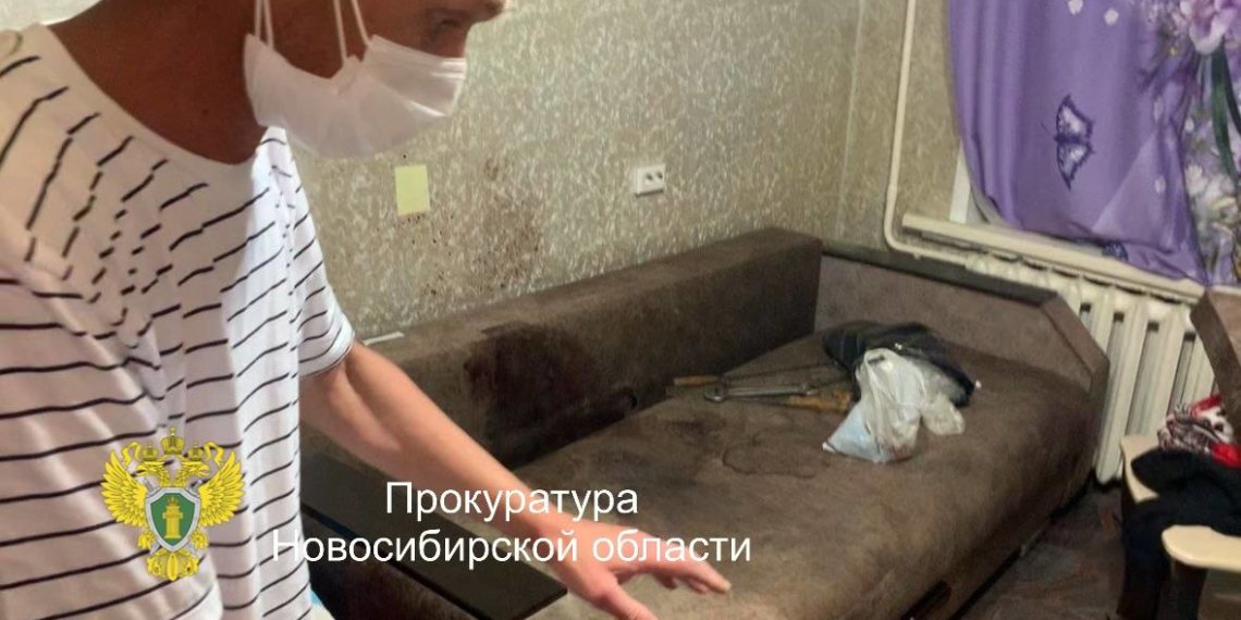 В Новосибирске рецидивист обокрал соседей и забил пенсионерку табуретом