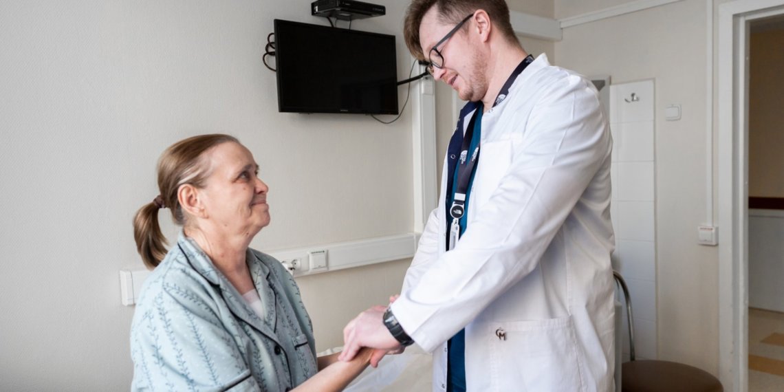 В Новосибирске спасли пенсионерку от смерти во время тренировки