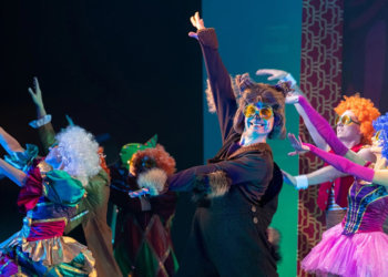 В Новосибирском музтеатре запретили дарить цветы артистам из-за падения актера в оркестровую яму