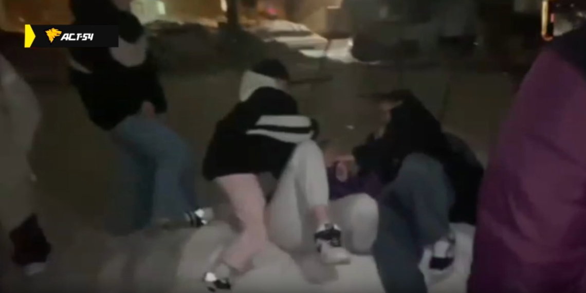 Отрезали волосы: группа подростков издевалась над сверстницей во дворах Новосибирска — видео