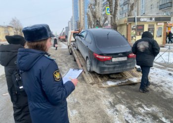 В Новосибирске у женщины забрали авто за долг перед банком в миллион рублей