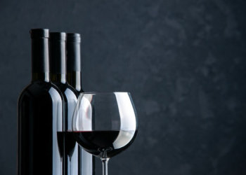 Минпромторг предложил выделить на полках в магазинах под российской вино не менее 20%