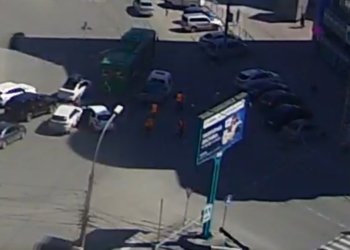 Троллейбус сорвал провода и спровоцировал ДТП в Новосибирске