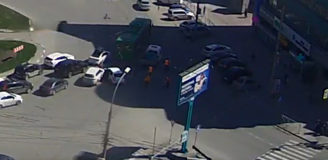 Троллейбус сорвал провода и спровоцировал ДТП в Новосибирске