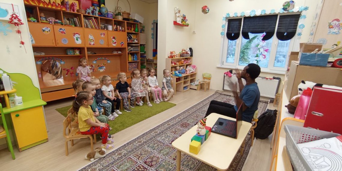 «Я люблю передавать знания»: учитель английского языка из Нигерии рассказал о работе и жизни в России