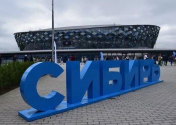 Новосибирцы недовольны узкими тротуарами у ЛДС «Сибирь-Арена»