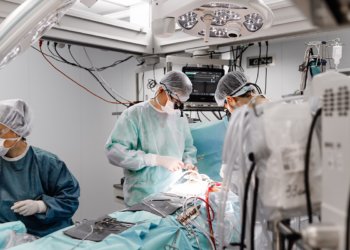 Новосибирские хирурги спасли мать двоих детей с пороком сердца