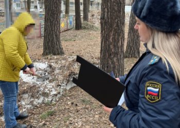 Горе-мать оформила долю на жилье детям после обязательных работ в Новосибирской области