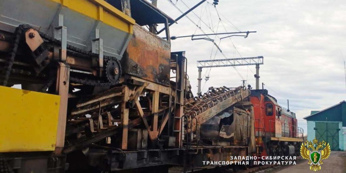 Загоревшаяся спецтехника в составе поезда привела к задержке движения под Новосибирском