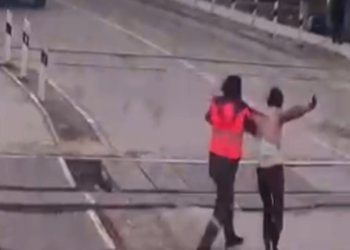 В Новосибирске дежурная спасла женщину, чуть не свалившуюся по электричку