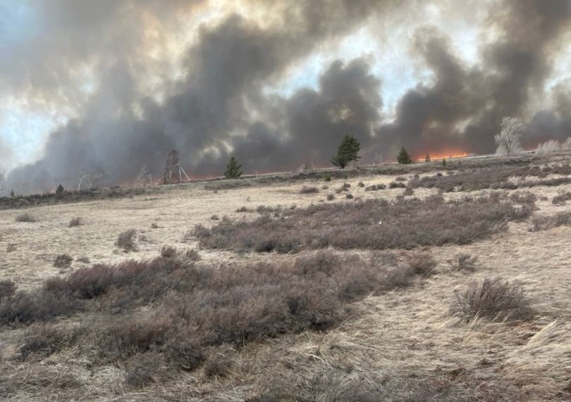 Сибирь накрыл штормовой ветер — в регионах происходят отключения света и пожары