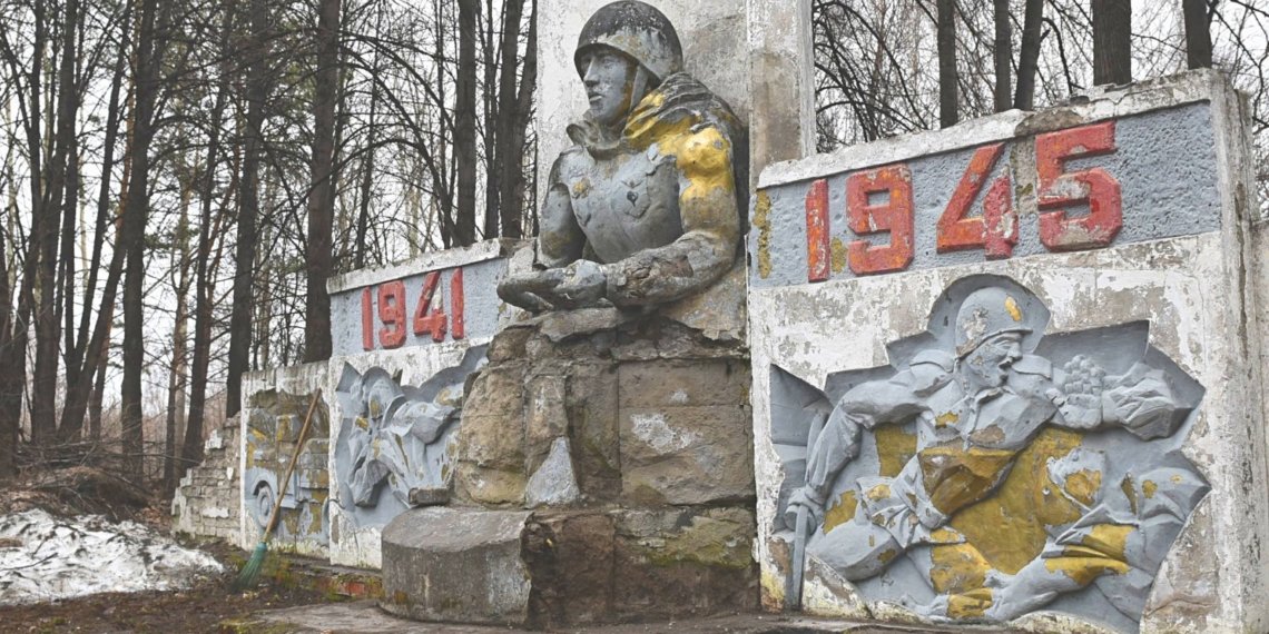 Запущенный памятник воинам ВОВ отреставрируют под Новосибирском