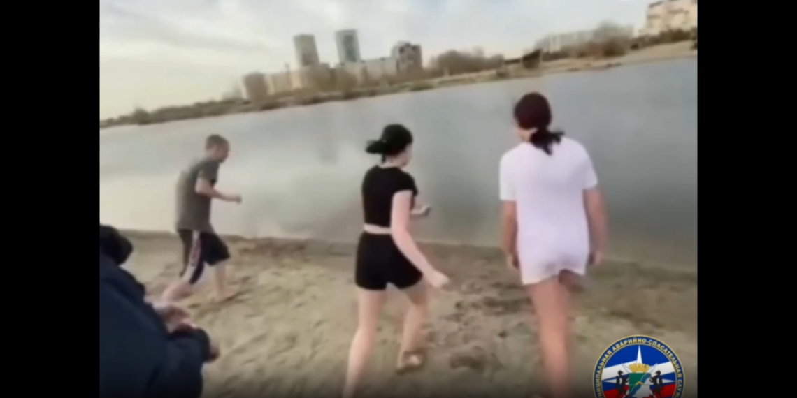 Новосибирские подростки искупались в карьере — спасатели раскритиковали такую забаву