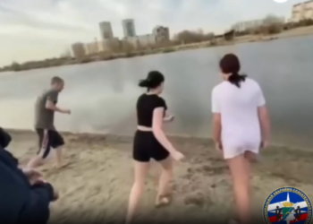 Новосибирские подростки искупались в карьере — спасатели раскритиковали такую забаву