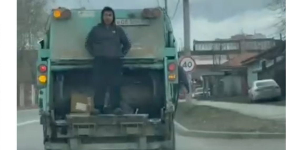 В Новосибирске нашли водителя неисправного мусоровоза, который катал людей вне кабины