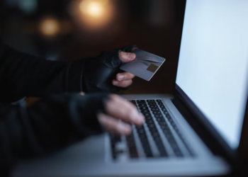 В Кузбассе школьник перевел из сейфа родителей 1,4 млн рублей мошенникам