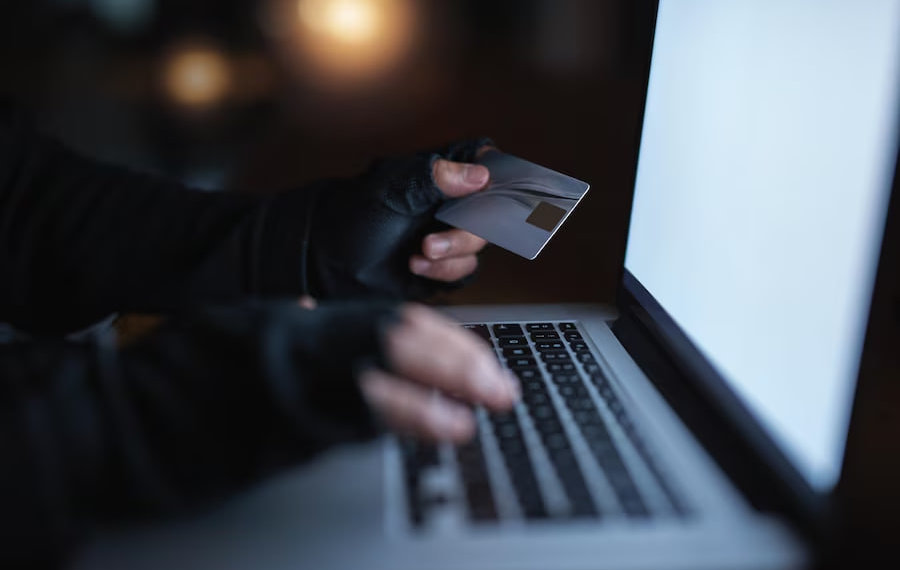 В Кузбассе школьник перевел из сейфа родителей 1,4 млн рублей мошенникам