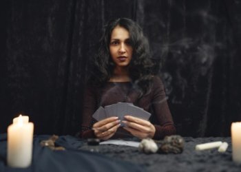 Правительство РФ не поддержало запрет рекламы тарологов