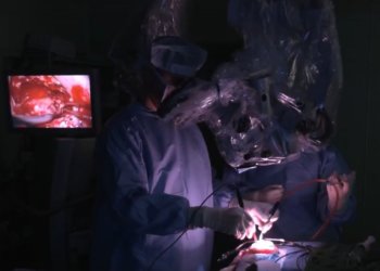 Новосибирские хирурги прооперировали женщину с опасной опухолью мозга