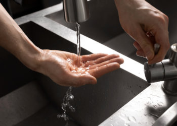 Готовим тазики и ковшики: график отключения горячей воды 2025