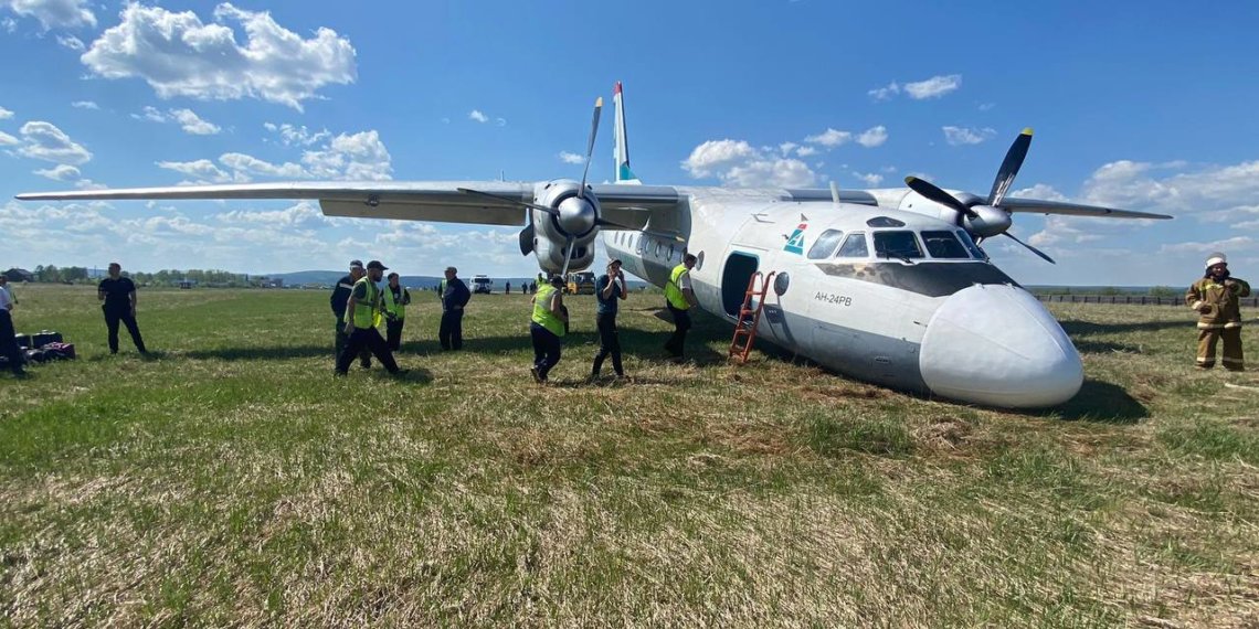 Самолёт с пассажирами приземлился на нос в Иркутской области