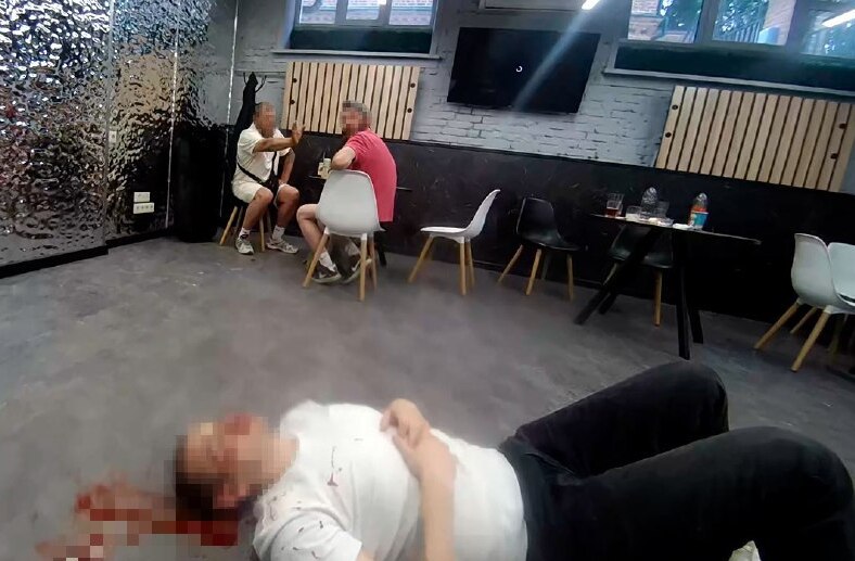 Сделали фото на фоне лежащего в крови: вечер в баре закончился для новосибирца разбитой головой