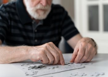 Врач перечислила признаки деменции у молодых