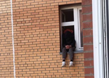 Наркомана сняли с карниза 8 этажа в Новосибирске