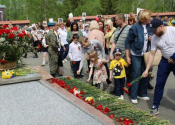 Сохранять память о подвиге народа: 80-летие Великой Победы отметили жители Калининского района Новосибирска