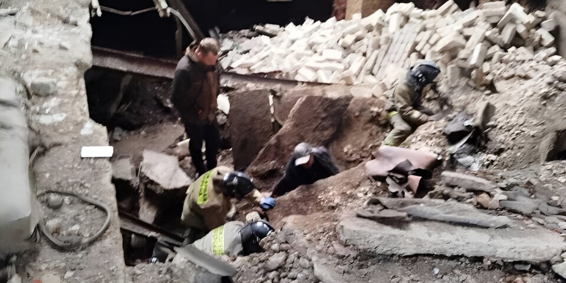 Новосибирец оказался под завалами рухнувшего кирпичного здания