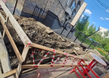 В Новосибирске 17-летний парень умер при падении в траншею