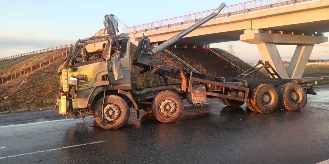 Под Новосибирском водитель грузовика снес путепровод