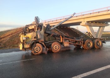 Под Новосибирском водитель грузовика снес путепровод