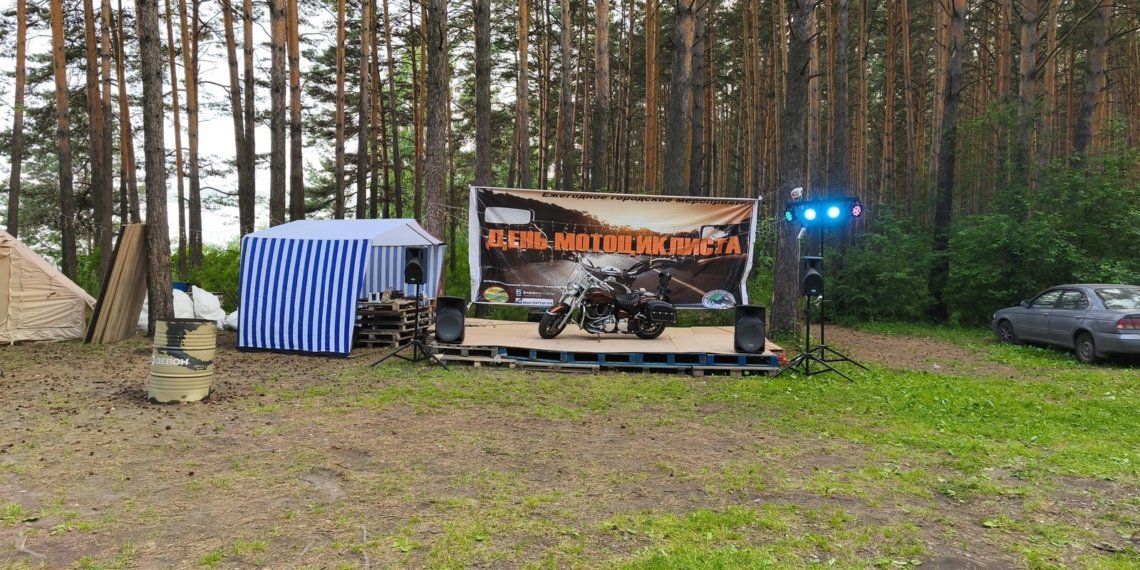 На знаменитой бардовской поляне в Бердске в выходные прошёл День мотоциклиста
