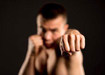 Пока душил, девушка помогала отбиваться: пара подралась с полицейскими в Новосибирске