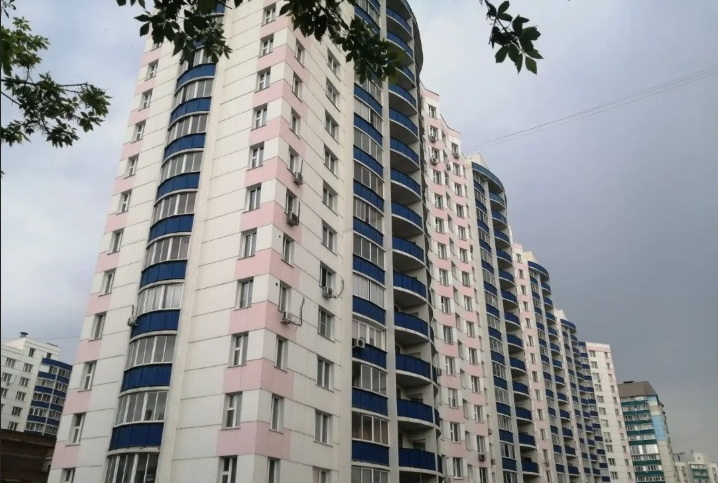 В Новосибирске между домами рушится подпорная стена — введён режим повышенной готовности