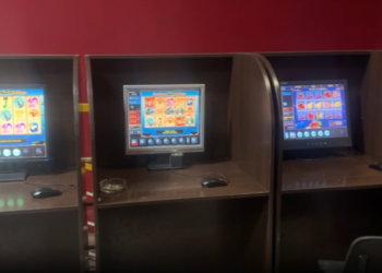 Силовики с кувалдами накрыли подпольное казино под Новосибирском