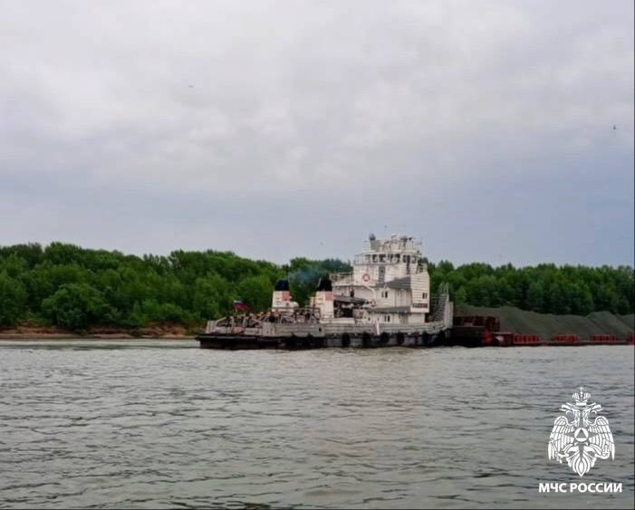 Лодка с парой пенсионеров попала под баржу и ушла под воду в Новосибирске