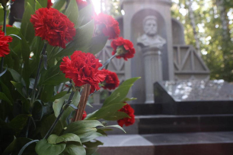 Цветы к памятнику одного из основателей Новосибирска возложили на Заельцовском кладбище