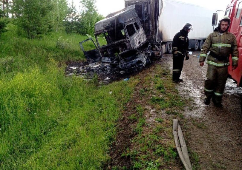 Три человека погибли на сибирской трассе в ДТП с фурой