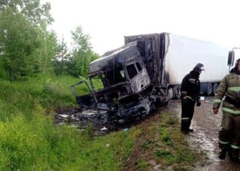 Три человека погибли на сибирской трассе в ДТП с фурой