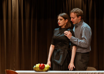 Мольер без жабо и рюш: «Тартюф» открыл Летний театральный фестиваль в Новосибирске