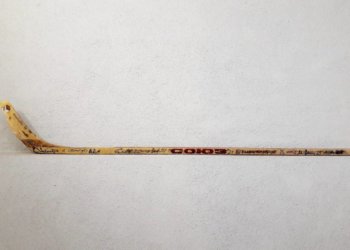 В Новосибирске выставили на продажу клюшку с автографами советских хоккеистов за 199 тысяч