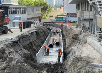 В Новосибирске меняют старую теплотрассу возле площади Калинина
