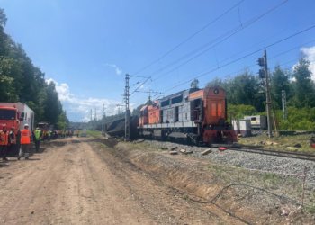 СК начал проверку после схода тепловоза и вагонов под Новосибирском