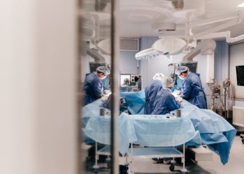 Хирурги спасли мужчину с кровяной «гирей» на позвоночнике в Новосибирске