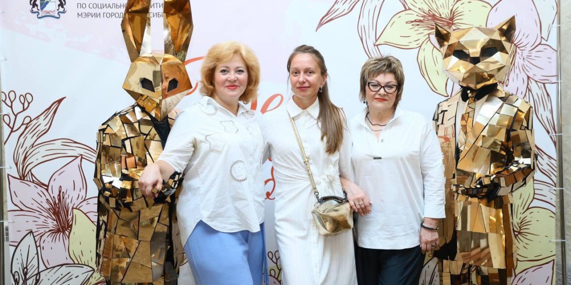 Те, кто первыми приходят на помощь: в Новосибирске наградили работников социальной сферы и подвели итоги работы