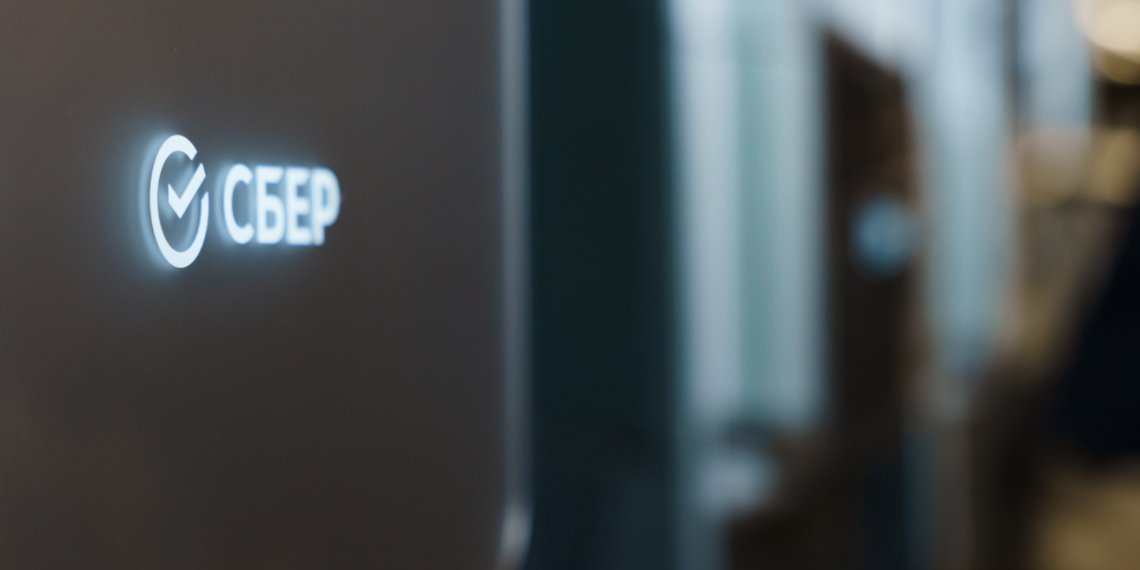 Сибиряки оформляют страховки и подключают мобильную связь в офисах Сбера